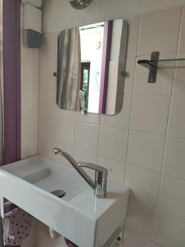 Chambre deux personnes et un bébé (Chambre deux personnes et un bebe) in Belesta