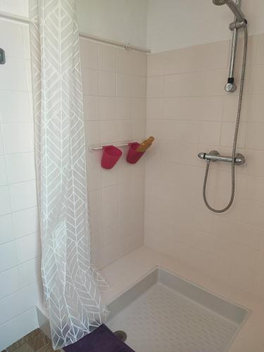 Chambre deux personnes et un bébé (Chambre deux personnes et un bebe) in Belesta