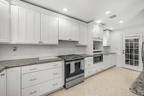 Backyard Oasis with Pool & Games in Lake Worth