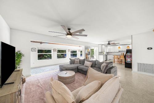 Backyard Oasis with Pool & Games in Lake Worth