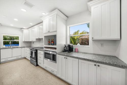 Létesítmények, Backyard Oasis with Pool & Games in Lake Worth