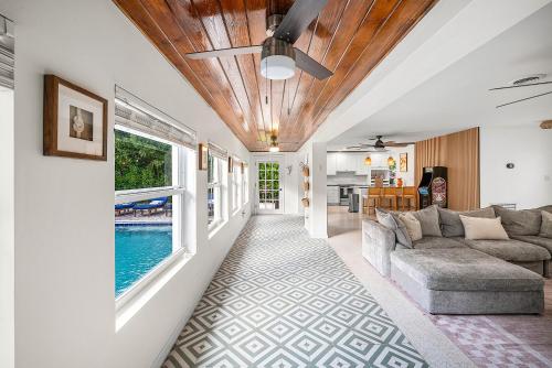 Backyard Oasis with Pool & Games in Lake Worth