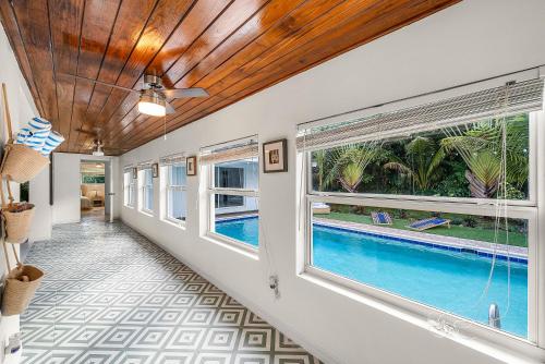 Kilátás, Backyard Oasis with Pool & Games in Lake Worth