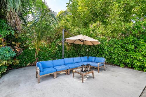 Létesítmények, Backyard Oasis with Pool & Games in Lake Worth