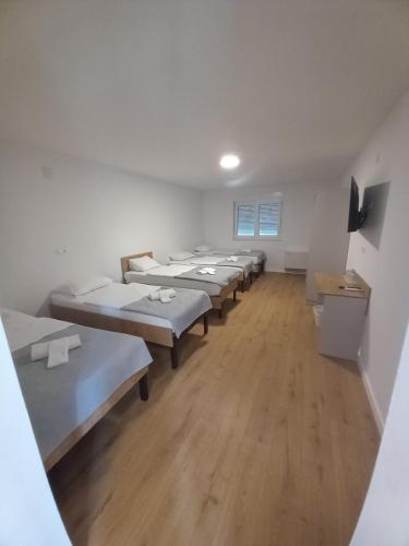 5 twin beds