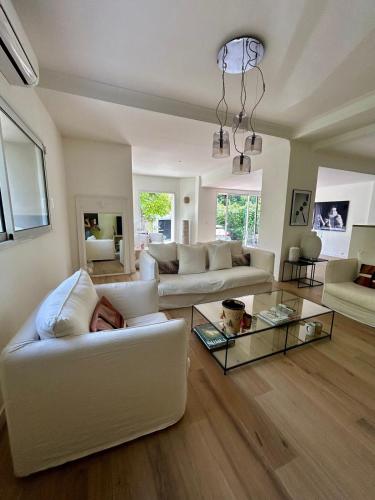 Très agréable et spacieuse villa avec piscine, jardin et clim