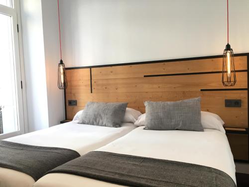 Double Room with Balcony image 6