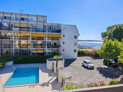 Two-room apartment with pool and private parking, view of Lake Ponant
