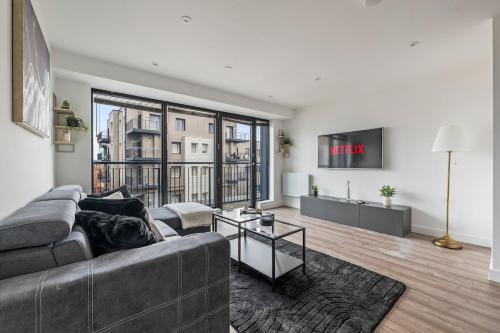 Chic Central Slough APT Balcony Pool Sleeps 6