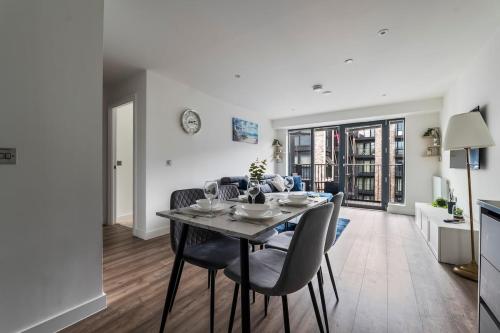Luxe Slough Apartment with Balcony Sleeps 6