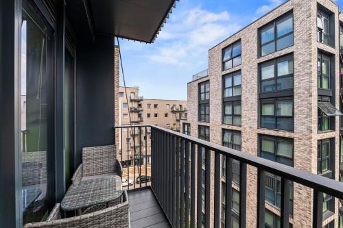 Luxe Slough Apartment with Balcony Sleeps 6