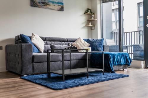 Luxe Slough Apartment with Balcony Sleeps 6