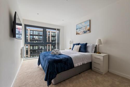 Luxe Slough Apartment with Balcony Sleeps 6