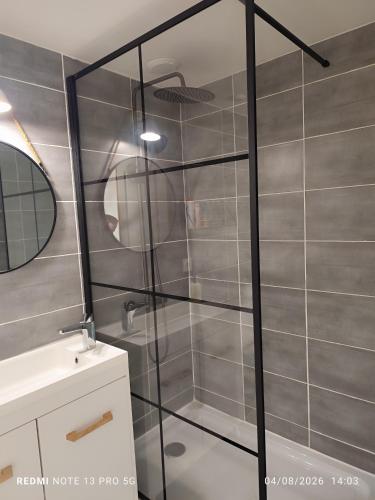 Shower, Ty eno in Plourin