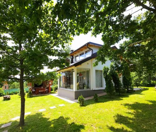 Mountain House Brutusi 18 in Trnovo