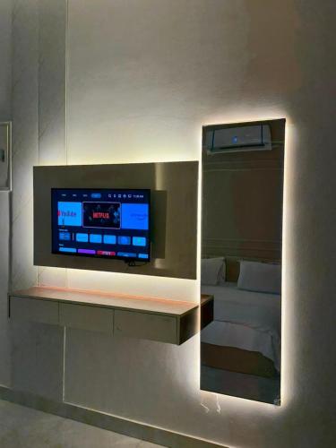 Bright & Cozy 1BR Suite - image 2