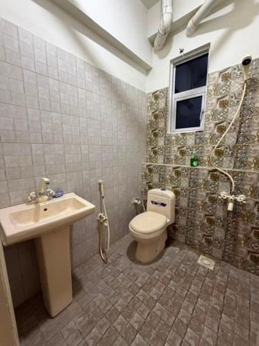 Bright & Cozy 1BR Suite - image 5