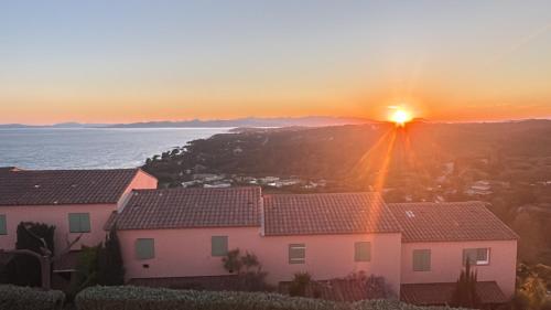Appartement vue mer et Esterel avec piscine