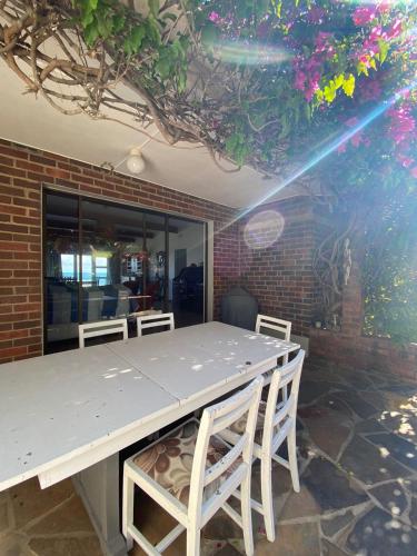 Kingfisher Beach house with sea view in Haga Haga