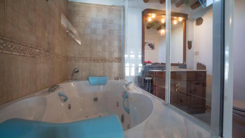 熱水浴缸, Villa with amazing views, jacuzzi and private pool in 聖巴多羅梅