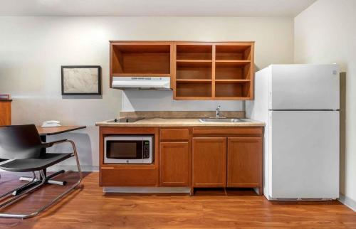 廚房, Extended Stay America Select Suites - Phoenix - Peoria - Sun City in 北格倫代爾
