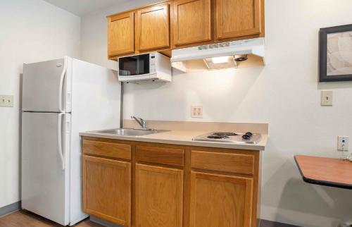 廚房, Extended Stay America Select Suites - Phoenix - Peoria - Sun City in 北格倫代爾
