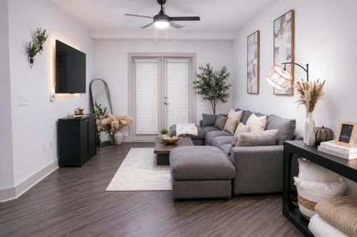 Skyline Lux Retreat: Pool & City Views in Blandtown