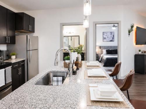 Skyline Lux Retreat: Pool & City Views in Blandtown