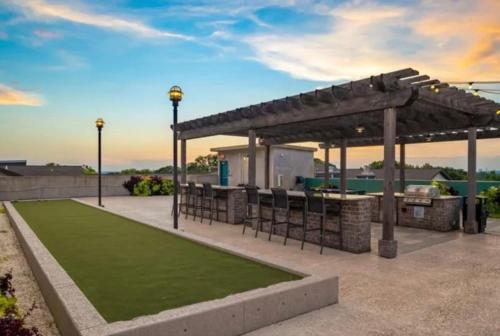 Skyline Lux Retreat: Pool & City Views in Blandtown