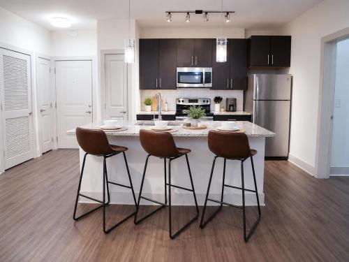 Skyline Lux Retreat: Pool & City Views in Blandtown