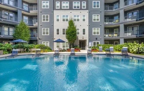 Skyline Lux Retreat: Pool & City Views in Blandtown