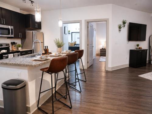 Skyline Lux Retreat: Pool & City Views in Blandtown