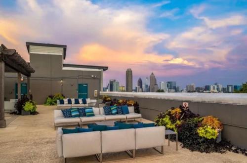 Skyline Lux Retreat: Pool & City Views in Blandtown