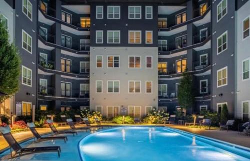 Skyline Lux Retreat: Pool & City Views in Blandtown