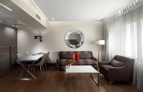 Holiday Suites - image 3