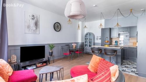 Spacious 3 Bedrooms flat in town center