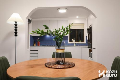 KozyGuru | Broadmeadows | Cozy Home Near Airport in Campbellfield