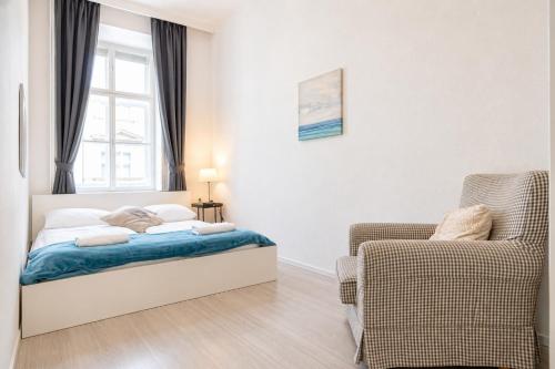 Affordable 1BR & LR Central Belvedere Location