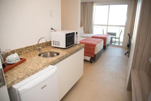 廚房, Ramada by Wyndham Macae Hotel & Suites in 中心