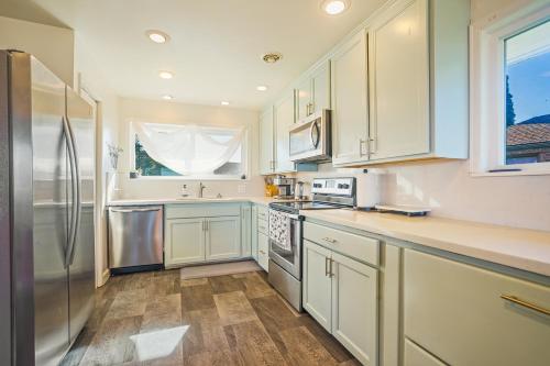 Lake View 3BR Retreat in Bryn Mawr-Skyway