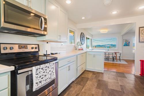 Lake View 3BR Retreat in Bryn Mawr-Skyway