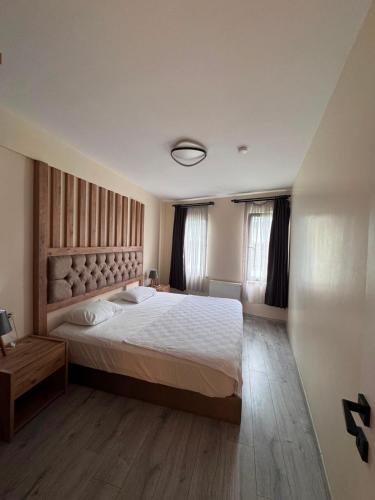 1 double bed, 2 twin beds