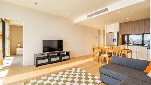 North-Facing 3BR with City Views & Parking in อเล็กซานเดรีย