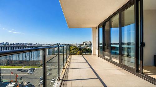 ระเบียง/ชานเรือน, North-Facing 3BR with City Views & Parking in อเล็กซานเดรีย