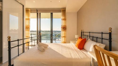 North-Facing 3BR with City Views & Parking in อเล็กซานเดรีย