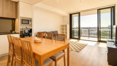 North-Facing 3BR with City Views & Parking in อเล็กซานเดรีย