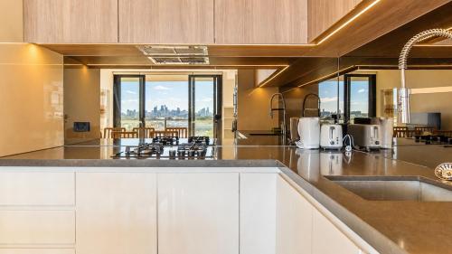 North-Facing 3BR with City Views & Parking in อเล็กซานเดรีย