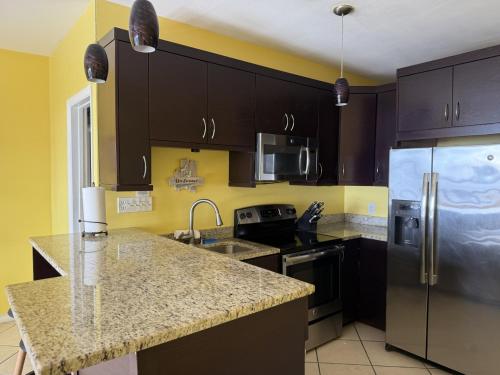virtuvė, Charming 1BR Villa Steps from Red Hook Hotspots in Red Hook