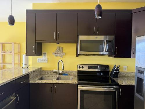 virtuvė, Charming 1BR Villa Steps from Red Hook Hotspots in Red Hook