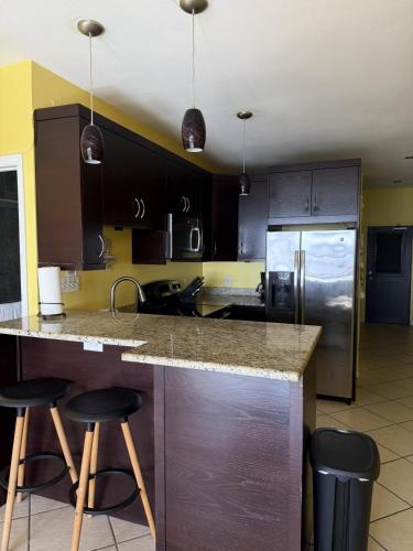 virtuvė, Charming 1BR Villa Steps from Red Hook Hotspots in Red Hook